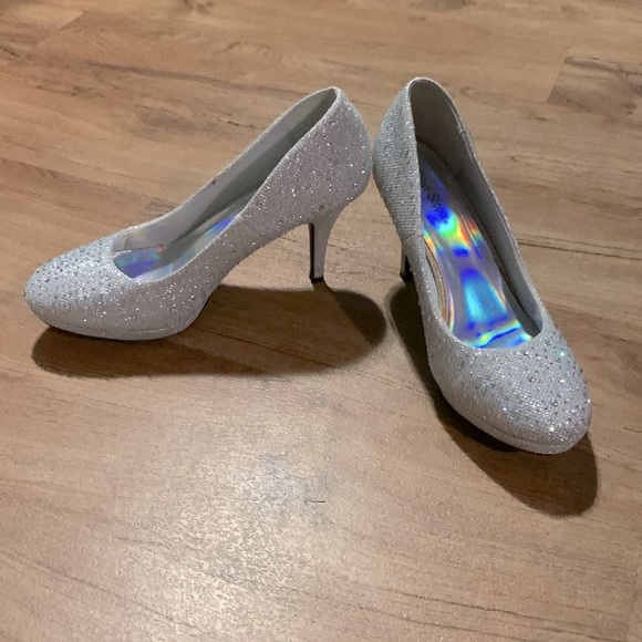 Silver Slipper Heels! Rock these heels at the next party! - Picture 1 of 6